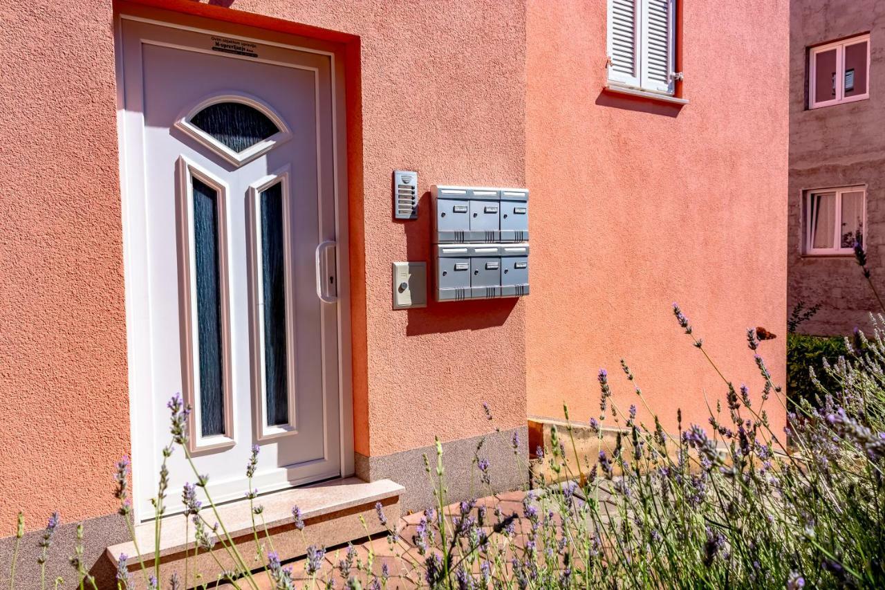 Abby Apartment Kornić Екстериор снимка
